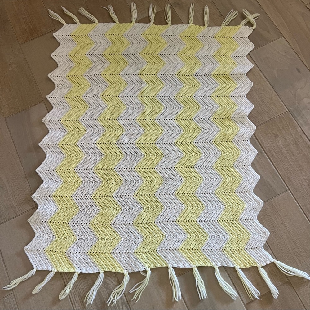 Vintage Handmade Crochet Knit Afghan Yellow And White Chevron - Picture 2 of 4